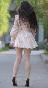 高跟白色连衣裙美女