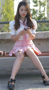 粉红色超短裙小姐姐