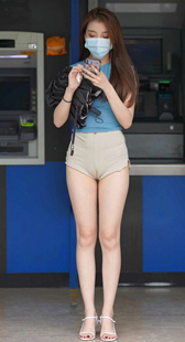 性感高跟超短裤大宽臀美女