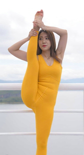 性感黄色瑜伽裤翘臀模特