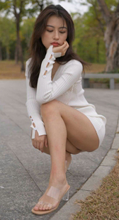 高跟超短白色连衣裙妹子