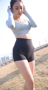 紧身饱满瑜伽翘臀模特