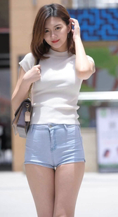 牛仔短裤紧臀模特小姐姐