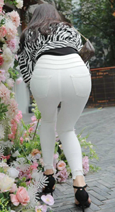 白裤紧臀长发小姐姐