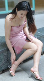 粉色连衣短裙长发模特