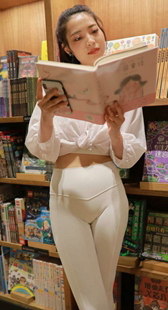 性感白瑜伽金三角模特