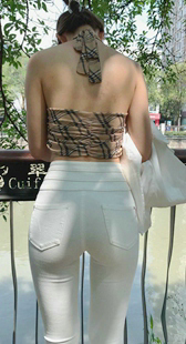 性感细腰大宽臀白裤模特