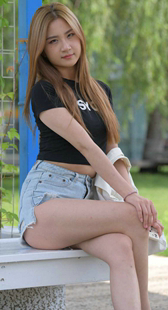 牛仔短裤长发模特