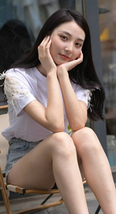 性感长腿牛仔短裤长发模特