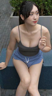 短裤胸器大宽臀模特