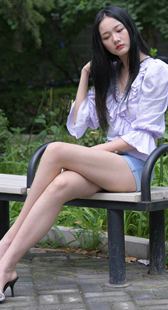 长腿牛仔短裤模特