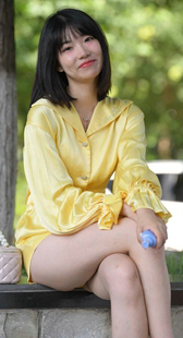 性感短裤丰臀学生妹模特