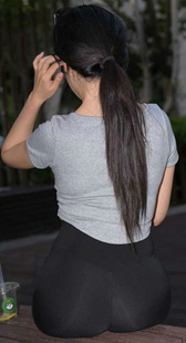 黑瑜伽肥臀胸器小妹