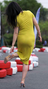 黄色贴臀裙透丁内痕少妇