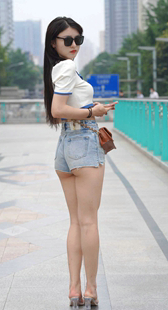 翘臀紧身牛仔短裤模特