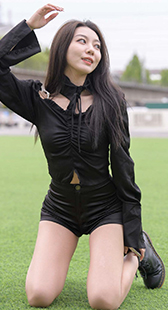 包臀皮短裤紧身长发模特