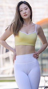 性感白色鲨鱼裤紧臀模特