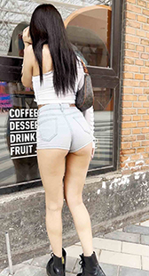 包臀短裤细腰长发模特