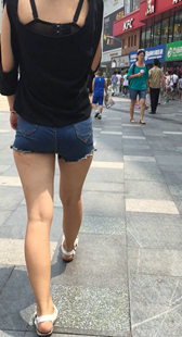 阳光撒在翘臀上