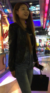 深沟皮衣紧牛靓妹