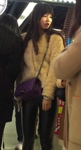 青春亮丽紧身皮裤MM