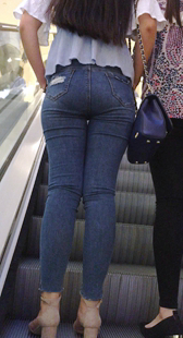 逛商场的丰臀紧牛少妇