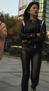 大宽臀皮裤少妇