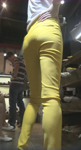 高挑性感黄裤小少妇