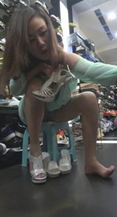 性感薄裙美腿少妇