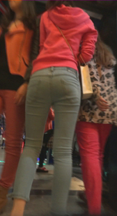 长时间跟拍紧身牛仔小少妇