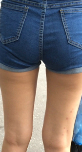 超紧牛仔热裤勒紧沟