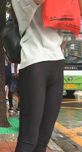 公交站超薄打底裤小妹三角太美