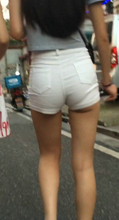 紧身白热裤翘臀紧三角小妹