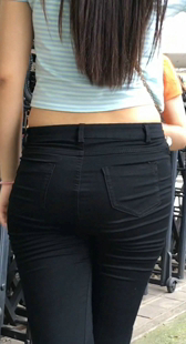 极品紧身黑裤丰臀眼镜妹