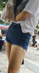 打伞的清纯的蓝牛热裤翘臀学生妹