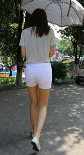 白短裤美腿美女模拍
