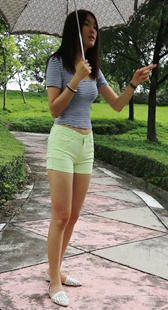 绿短裤小美女街拍