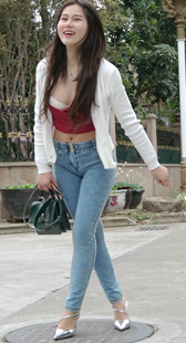 细高跟牛仔大翘臀长发胸器