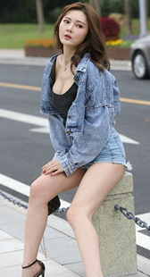 长发牛仔短裤胸器美女