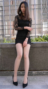 黑色蕾丝短裙长发模特
