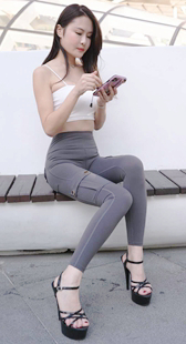 高跟紧身灰裤紧臀美女小姐姐