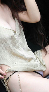 半露性感真空T内痕美女