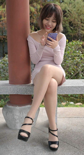 庭中的肉丝超短裙美女