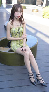 格子吊带包臀裙高跟直腿美女