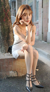 白色吊带连衣包臀短裙美女