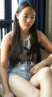 紧身牛仔短裤长腿模特