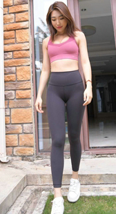 黑紧瑜伽翘臀模特