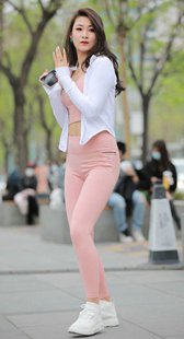 紧身粉色健美裤翘臀模特