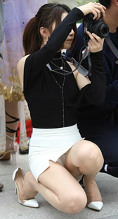 高跟白短裙长腿摄影师