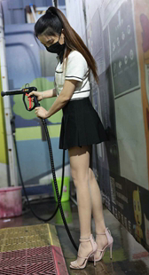 高跟JK短裙长腿模特洗车